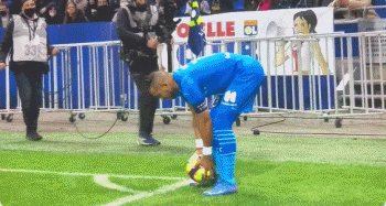 他在后场拿 他在后场拿